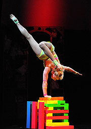 Viktoria Gnatiuk, Handstand auf quitschbunten Bauklötzen (©Foto: Ingrid Grossmann)